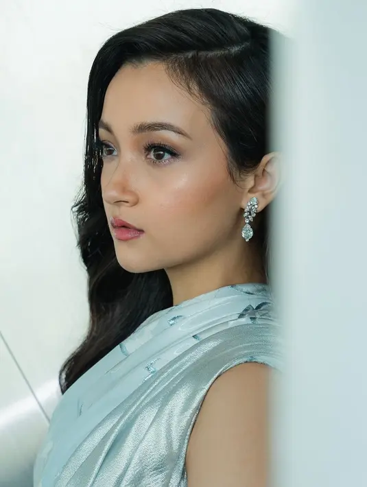 Layaknya Disney princess, rambut panjang Megan ditata side curly dan makeup soft glam yang flawless [@megandomani1410]