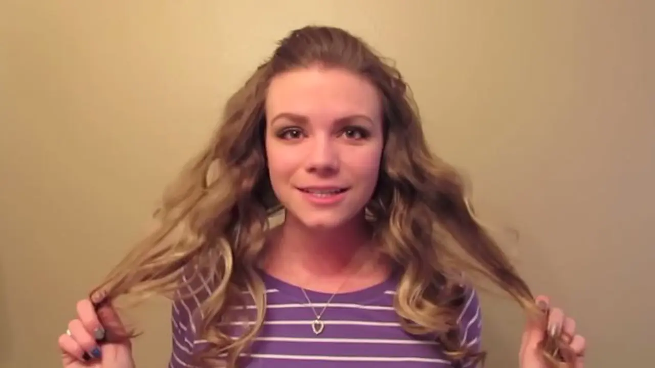 Cara Alami Bikin Rambut 'Curly' Tanpa Harus Dicatok, Bisa Dong!