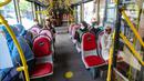 Penumpang duduk di dalam bus Transjakarta khusus wanita di kawasan Pasar Baru, Jakarta, Rabu (27/7/2022).  PT Transportasi Jakarta (TransJakarta) kembali mengoperasikan bus pink khusus wanita rute Pasar Baru - Kalideres yang beroperasi mulai pukul 05.00-22.00 WIB dengan tarif reguler Rp3.500. (Liputan6.com/Faizal Fanani)