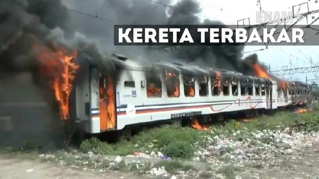 Gerbong kereta Kerta Jaya di stasiun Tanjung Priok terbakar saat dicuci