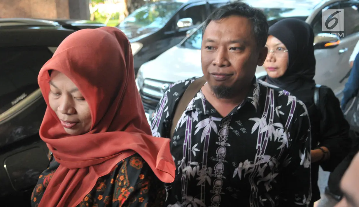 Terpidana kasus pelanggaran ITE Baiq Nuril Maknun (kiri) saat tiba di Kantor Kemenkumham, Jakarta, Senin (8/7/2019). Baiq Nuril menemui Menkumham Yasonna Laoly setelah upaya Peninjauan Kembali (PK) dirinya ditolak Mahkamah Agung (MA). (merdeka.com/Iqbal Nugroho)