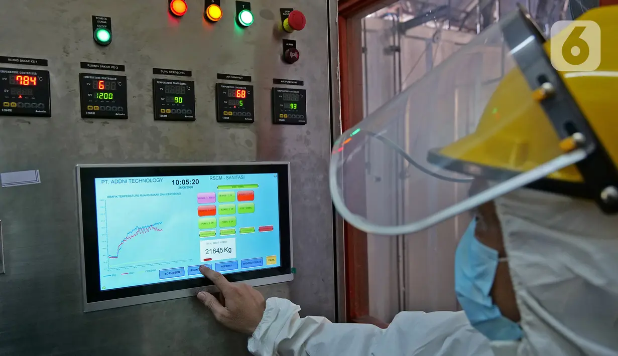 Petugas mengoperasikan mesin incinerator saat proses pembakaran limbah medis di RSCM Jakarta, Jumat (26/6/2020). Volume limbah medis infeksius di seluruh Indonesia hingga 8 Juni 2020 mencapai lebih dari 1.100 ton. (Liputan6.com/Herman Zakharia)