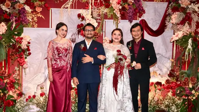 6 Potret Ira Wibowo dan Katon Bagaskara di Pernikahan Chika Bagaskara, Tetap Rukun