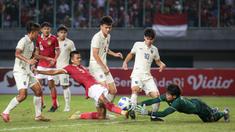 Pemain Timnas Indonesia U-19, Kakang Rudianto berusaha memasukan bola ke gawang Thailand yang dijaga Narongsak Naengwongsa dalam pertandingan babak penyisihan Grup A Piala AFF U-19 yang berlangsung di Stadion Patriot Candrabhaga, Bekasi, Rabu (6/7/2022). (Bola.com/Bagaskara Lazuardi)