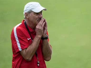 Pelatih Timnas Indonesia, Alfred Riedl, memimpin latihan di Lapangan SPH Karawaci, Banten, Senin (12/12/2016). Latihan ini merupakan persiapan jelang laga final Piala AFF 2016 melawan Thailand. (Bola.com/Vitalis Yogi Trisna)