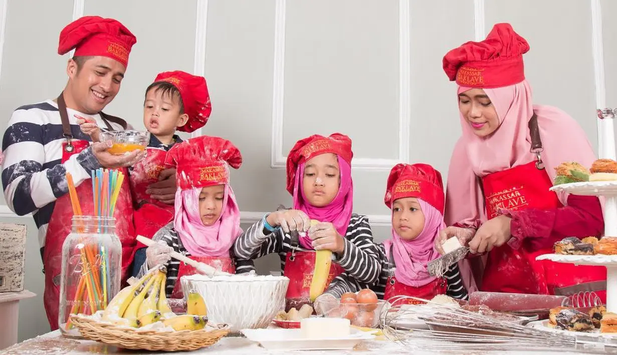 Pasangan ini kerap mengunggah foto kebersamaannya di akun Instagram pribadinya. Senyum merekah terlihat di wajah keluarga kecil ini. (Foto: instagram.com/irfanhakim75)
