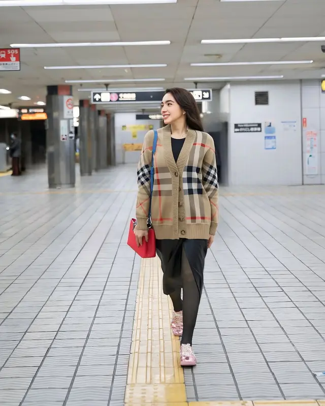 7 Potret Angel Karamoy dan Gusti Ega liburan bareng di Jepang, kedekatannya jadi sorotan