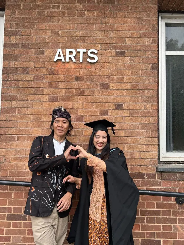 7 Momen Wisuda Mezzaluna Putri Bimbim Slank di University of Birmingham