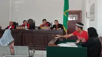 Hakim menegur terdakwa Asep Maftuh karena memberi jawaban membingungkan dalam sidang