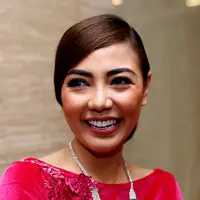 Senyum Bella Shofie memancarkan aura kecantikan. (Wimbarsana/Bintang.com)