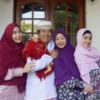 Anisa Rahma bersama ayah dan keluarganya (Instagram/@anisarahma_12)