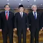 Ade Komaruddin (tengah) bersama para Pimpinan DPR berpose bersama jelang pelantikan Ketua DPR yang baru, Jakarta, Senin (11/01/2016). Ade dilantik untuk menggantikan Setya Novanto yang mundur dari kursi Ketua DPR. (Liputan6.com/Johan Tallo)