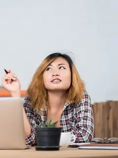 Ilustrasi Wanita Duduk di Depan Laptop / Freepik by jcomp