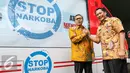 Kepala BNN Budi Waseso berjabat tangan dengan Ketua MPR Zulkifli Hasan di kantor BNN, Cawang, Jakarta, Jumat (4/3/2016). Kunjungan Zulkifli dalam rangka memberi dukungan agar BNN lebih maksimal dalam memberantas narkoba. (Liputan6.com/Yoppy Renato)