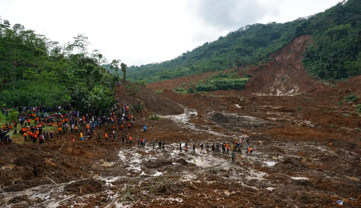 Bencana tanah longsor melanda Dusun Jemblung, Desa Sampang, Kecamatan Karangkobar, Banjarnegara, Jateng, pada Jumat petang (12/12/2014). (Antara Foto/Idhad Zakaria)