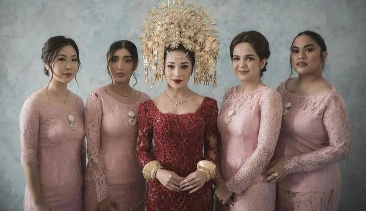 Selain corak biru tua, Nikita juga menyiapkan warna lainnya yaitu warna pink lembut untuk para sahabatnya. (Instagram/nikitawillyofficial94).