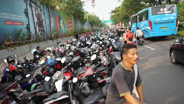 Ada Pertandingan Persija vs Persib, Parkir Liar Menjamur di Senayan