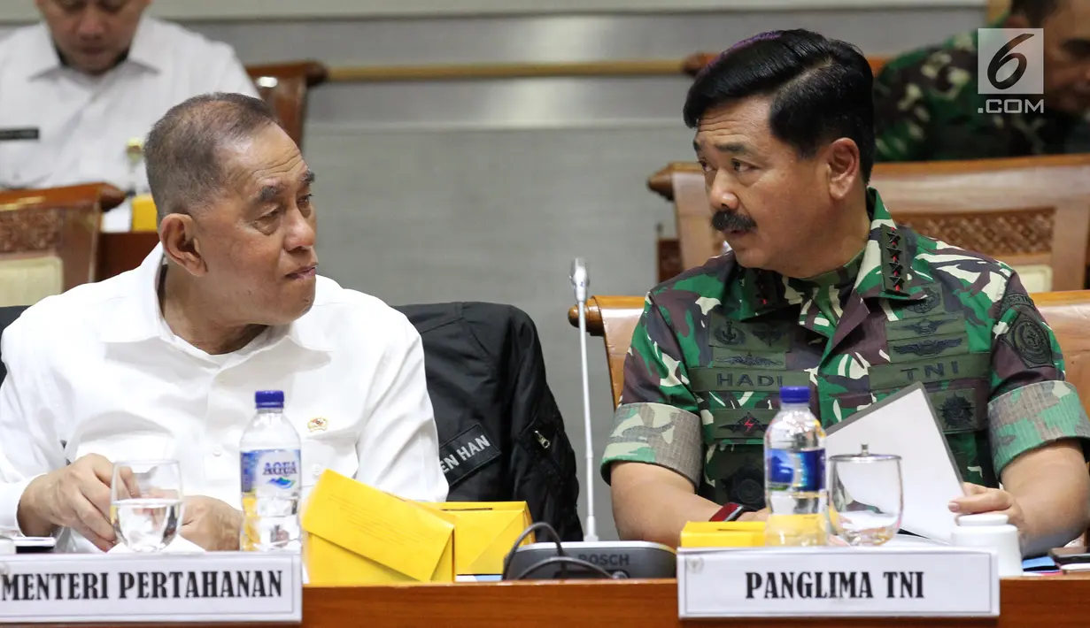 Menhan Ryamizard Ryacudu (dua kiri) dan Panglima TNI Marsekal Hadi Tjahjanto (dua kanan) berbincang saat mengikuti rapat kerja dengan Komisi I DPR di Kompleks Parlemen, Jakarta, Rabu (19/6/2019). (Liputan6.com/JohanTallo)