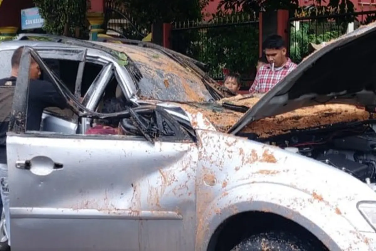 Mobil Tertimpa Pohon Akibat Hujan dan Angin di Depok.