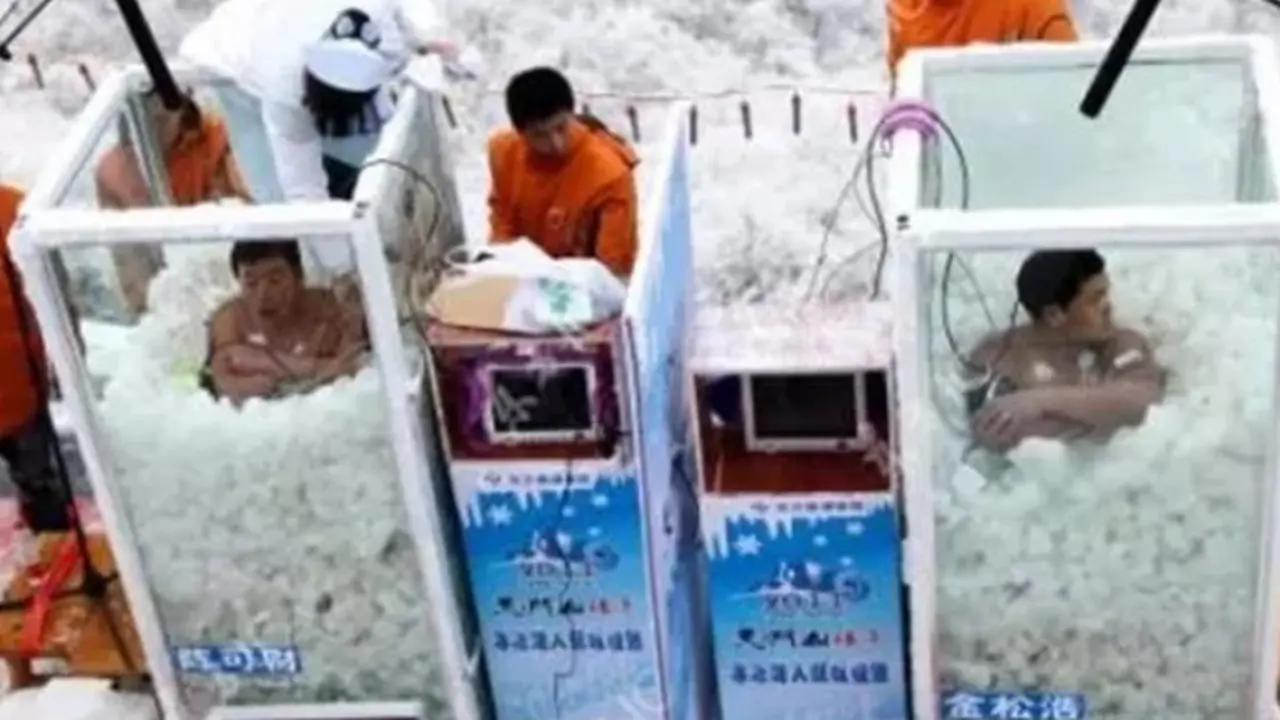 Dua Pria Cina Pecahkan Rekor Mandi Es Terlama di Dunia