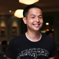 Ernest Prakasa menghadiri preskon film Cek Toko Sebelah. (Nurwahyunan/Bintang.com)