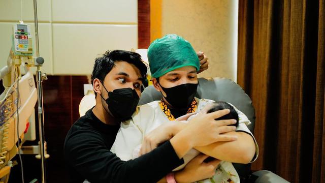 Resmi Jadi Ayah, Ini 6 Momen Atta Halilintar Gendong Sang Buah Hati