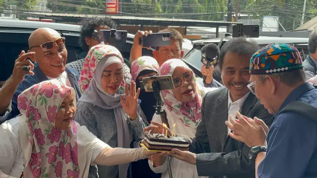 Pendukung merayakan hari ulang tahun Roy Suryo di Pengadilan Negeri Jakarta Selatan, Senin (20/7/2026).