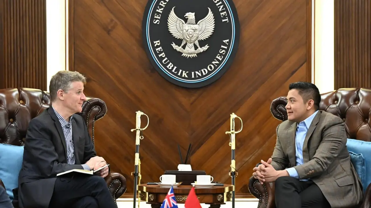 Sekretaris Kabinet Teddy Indra Wijaya telah bertemu dengan Duta Besar Australia untuk Republik Indonesia, Roderick Bruce Brazier, di Gedung Sekretariat Kabinet, Jakarta pada Senin, 12 Mei 2025. Pertemuan ini untuk membahas agenda kunjungan PM Albanese.