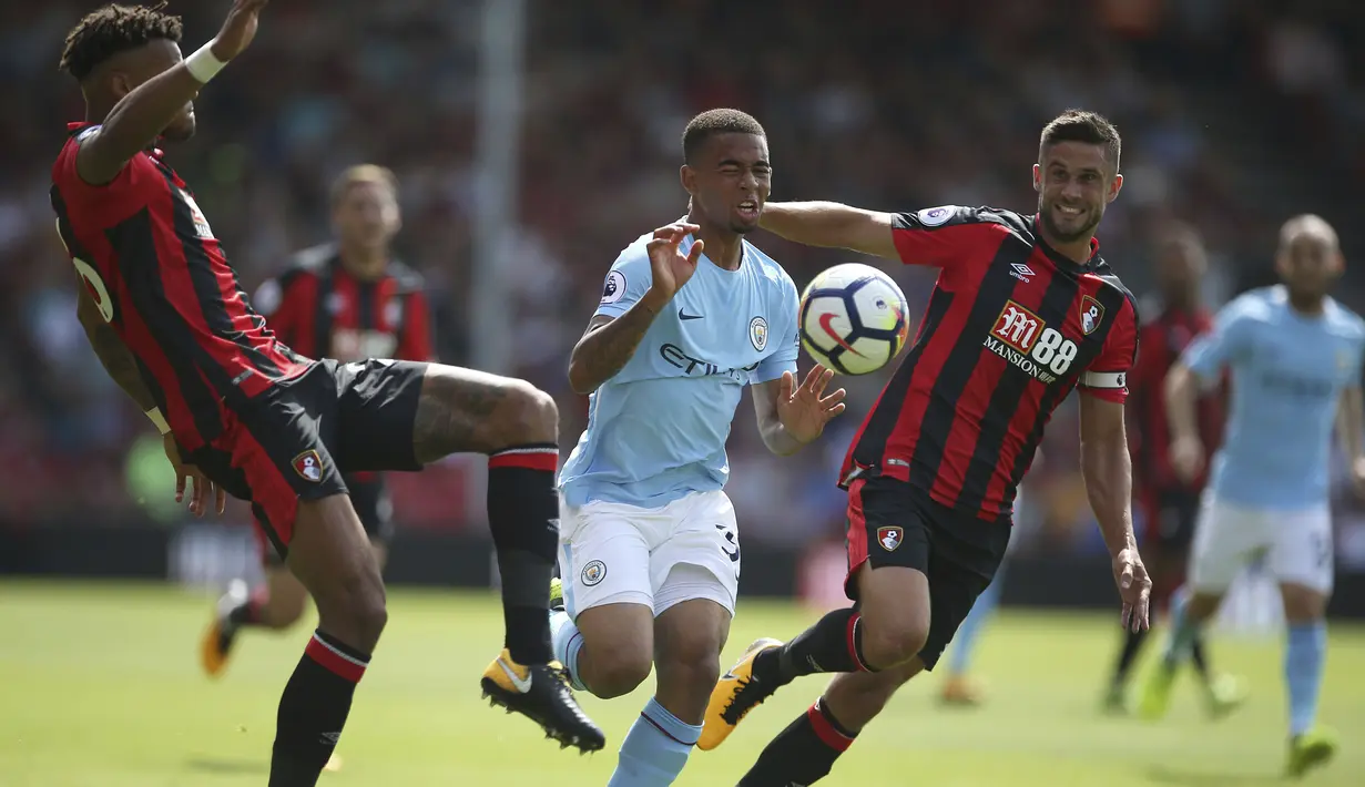 Gabriel Jesus (tengah) saat berebut bola dengan pemain AFC Bournemouth pada lanjutan Premier League di Vitality Stadium, Bournemouth, (26/8/2017). (Steven Paston/PA via AP)