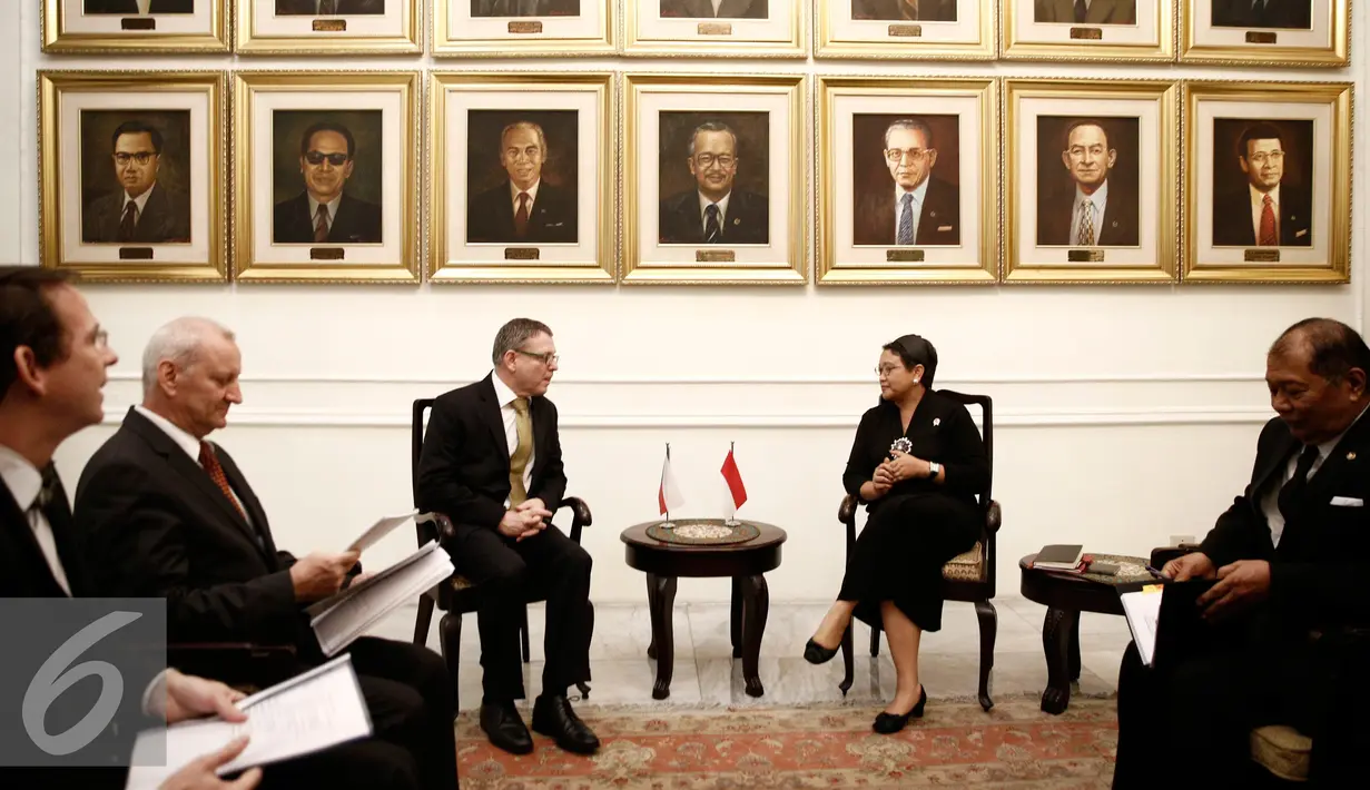 Menlu Retno Marsudi saat berbincang dengan Menlu Ceko, Lubomir Zaoralek, Jakarta, Kamis (25/2). Kunjungan kerja tersebut sekaligus menandatangani Perjanjian Bebas Visa bagi Pemegang Paspor Diplomatik dan Dinas. (Liputan6.com/Faizal Fanani)