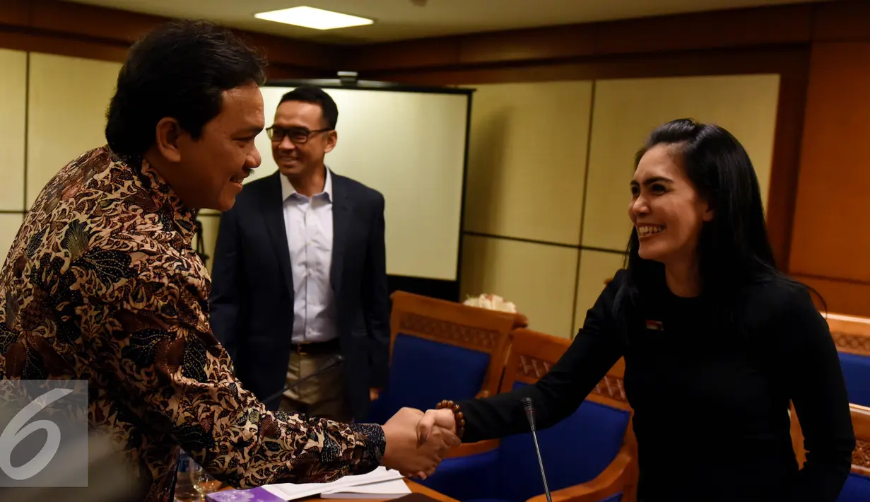 Ketua Pansus Pelindo II Rieke Diah Pitaloka (kanan) berjabat tangan dengan Achsanul Qosasi usai rapat di Jakarta, Kamis (22/10/2015). Pansus Pelindo meminta hasil audit BPK terhadap perusahaan  yang diduga merugikan negara. (Liputan6.com/Johan Tallo)