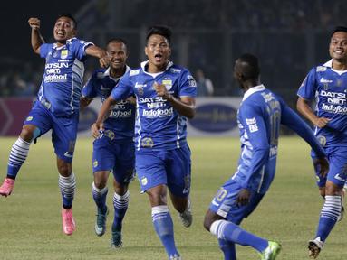 Ahmad Jufriyanto (ketiga dari kiri) merayakan gol pertama  yang dicetaknya ke gawang Sriwijaya FC dalam Final Piala Presiden 2015 di Stadion Utama Gelora Bung Karno, Jakarta, Minggu (18/10/2015). (Bola.com/Vitalis Yogi Trisna)