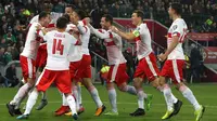 Pemain Swiss merayakan gol rekan setimnya, Ricardo Rodriguez lewat penalti ke gawang Irlandia Utara pada leg pertama playoff Piala Dunia 2018 di Windsor Park, Jumat (10/11). Bermain di kandang lawan, Swiss meraih kemenangan tipis 1-0. (AP/Peter Morrison)