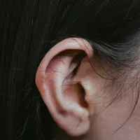 Ilustrasi telinga (copyright Unsplash/Sam Badmaeva)