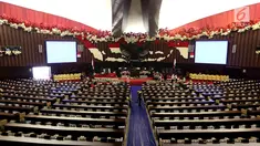 Pekerja mempercantik ruangan rapat Paripurna I dengan hiasan merah dan putih di Gedung Kura-Kura Kompleks Parlemen, Jakarta, Selasa (15/8). Gedung DPR sudah siap menyambut perhelatan dalam rangkaian HUT ke-71 Republik Indonesia. (Liputan6.com/Johan Tallo)