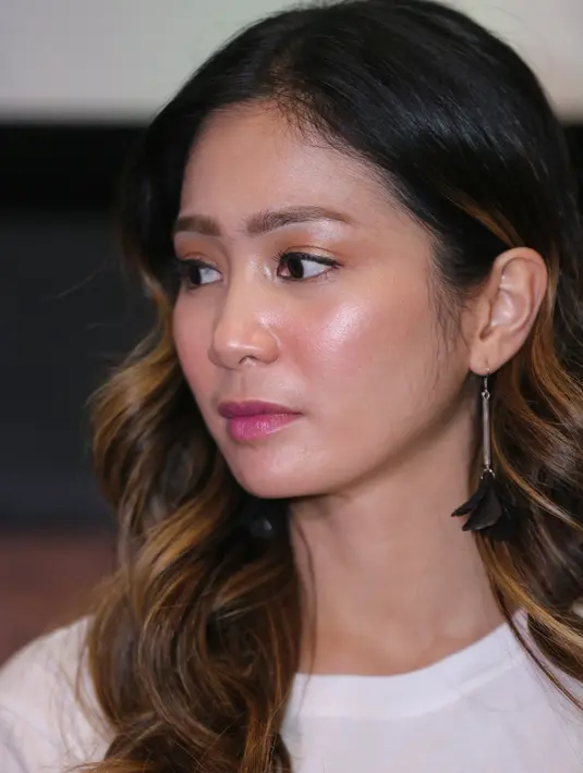 "Yang jelas terima kasih sama suami saya karena mengizinkan terjun di entertainment lagi setelah sekian lama vakum. Akhirnya baru kali ini dikasih izin boleh syuting film, anak-anak juga sudah gede," tutur Bunga Zainal. (Adrian Putra/Bintang.com)