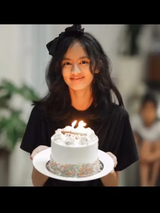 <p>Momen Atisha Prajna, meniup kue ulang tahunnya di hadapan keluarga tercintanya. Selamat ulang tahun! (Foto: Instagram/@deelestari)</p>