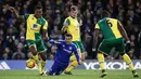  Pemain Chelsea Pedro dikepung para pemain Norwich   pada lanjutan Liga Premier Inggris di Stamford Bridge, London, Sabtu (21/11/2015).  (Reuters/Stefan Wermuth)