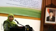 Mensos Khofifah Indar Parawansa memberi paparan dalam seminar internasional bertajuk "Pekerja Sosial Profesi Terdepan Memperjuangkan Hak-Hak dan Martabat Manusia" dalam rangka Hari Pekerja Sosial di Jakarta, Selasa (16/3). (Liputan6.com/Faizal Fanani)
