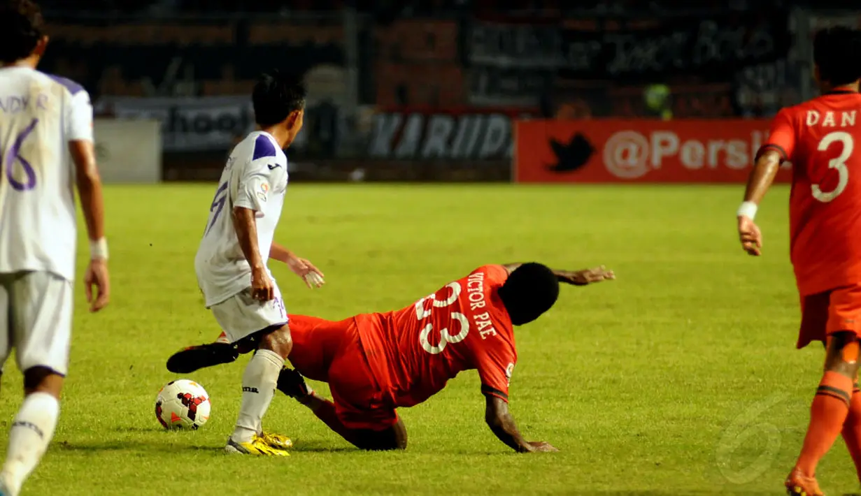 Kericuhan berawal dari dijatuhkannya pemain Persija, Victor Pae oleh Rendi Irawan di area pertahanan Persik Kediri saat berlaga di stadion GBK, (30/5/2014). (Liputan6.com/Helmi Fithriansyah)