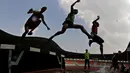Para pelari melompat saat tampil pada Kejurnas Atletik 2019 nomor 3.000 meter steeplechase senior putra di Stadion Pakansari, Bogor, Rabu (8/8). Kejurnas Atletik berlangsung dari 3-7 Agustus. (Bola.com/Peksi Cahyo)