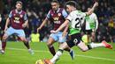 Pemain Liverpool, Diogo Jota, melepaskan tendangan ke gawang ke gawang Burnley pada laga pekan ke-19 Premier League 2023/2024 di Stadion Turf Moor, Rabu (27/12/2023). Raihan tiga poin ini juga sekaligus membuat The Reds menggusur Arsenal dari puncak klasemen sementara Liga Inggris. (AFP/Paul Ellis)