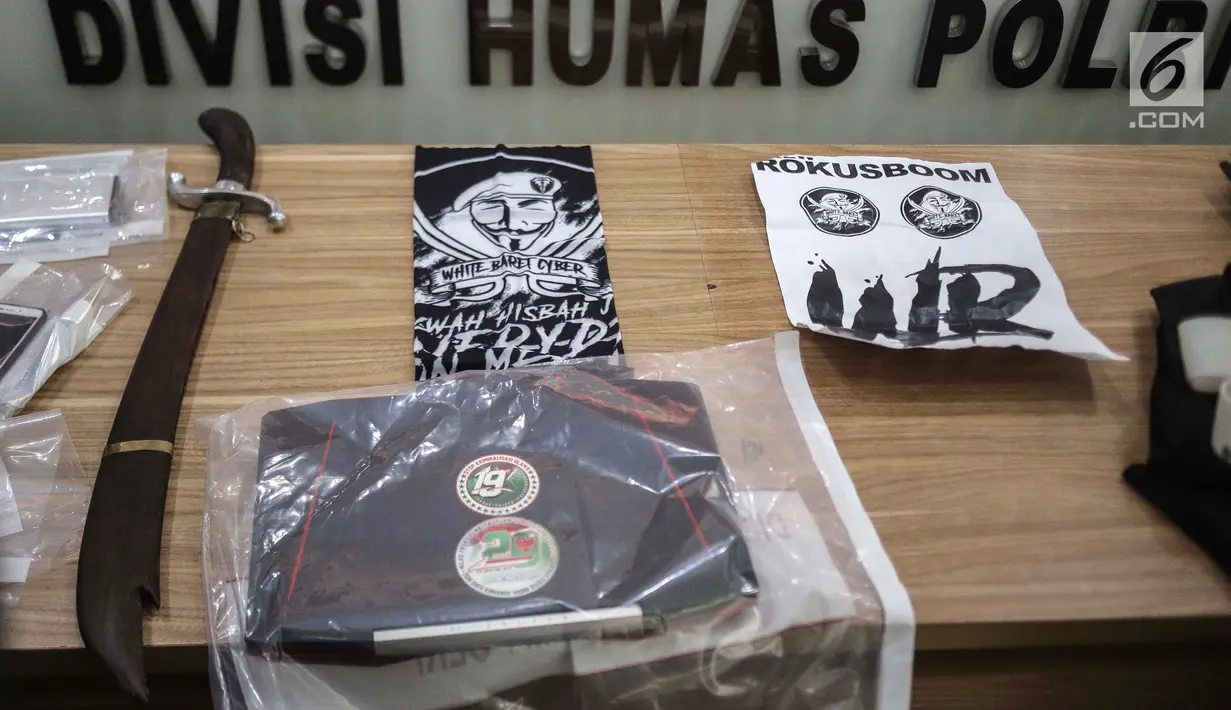 Barang bukti kasus propaganda dan penyebaran hoaks SARA dihadirkan saat rilis di Mabes Polri, Jakarta, Jumat (28/6/2019). Polisi menyita barang bukti laptop, hp, hardisk, dan atribut laskar FPI. (Liputan6.com/Faizal Fanani)