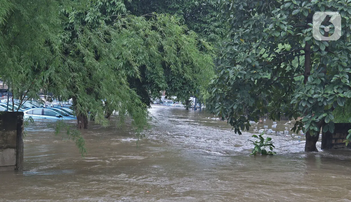Kondisi Pool Blue Bird yang terendam banjir di kawasan Kramat Jati, Jakarta, Selasa (25/2/2020). Meluapnya Kali Cipinang membuat Pool Taksi Blue Bird yang berada tepat di samping kali ikut terdampak banjir. (Liputan6.com/Herman Zakharia)