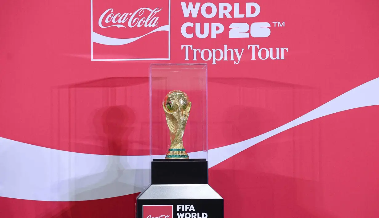 Trofi original Piala Dunia terpajang saat gelaran FIFA World Cup Trophy Tour by Coca-Cola di Jakarta International Convention Center (JICC), Senayan, Jakarta, Kamis (22/1/2026). Mulai hari ini, Kamis 22 Januari 2026, penggemar sepak bola Indonesia berkesempatan melihat langsung trofi asli Piala Dunia. (Bola.com/Abdul Aziz)