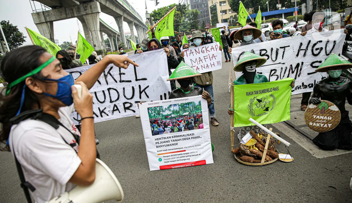 Massa yang tergabung dalam Rukun Tani Sumberejo Pakel berorasi saat melakukan aksi di depan Mabes Polri, Jakarta, Kamis (17/6/2021). Massa meminta negara hadir dalam pemenuhan hak atas ruang hidup terkait perampasan oleh PT Bumi Sari. (Liputan6.com/Faizal Fanani)
