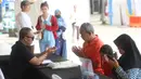 Zakat fitrah bisa ditunaikan sejak awal bulan Ramadan hingga sebelum pelaksanaan salat Idul Fitri.Zakat fitrah juga menjadi sarana berbagi agar fakir miskin dapat merasakan kebahagiaan di Hari Raya Idul Fitri. Tampak dalam foto, petugas Unit Pengelola Zakat (UPZ) melayani pembayaran zakat, fidyah, kafarat, infaq, dan shadaqah di teras Masjid Istiqlal, Jakarta, Minggu 15 Maret 2026. (Kapanlagi.com/Budy Santoso)
