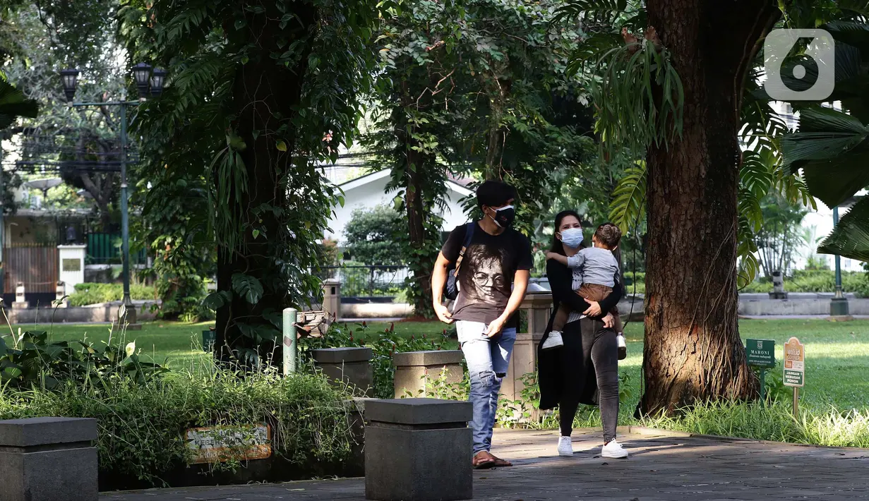Warga menikmati kembali suasana ruang terbuka hijau Taman Suropati, Jakarta, Sabtu (23/10/2021). Pemerintah Provinsi DKI Jakarta kembali membuka 59 Ruang Terbuka Hijau (RTH) yang ditutup karena pandemi Covid-19. (Liputan6.com/Helmi Fithriansyah)