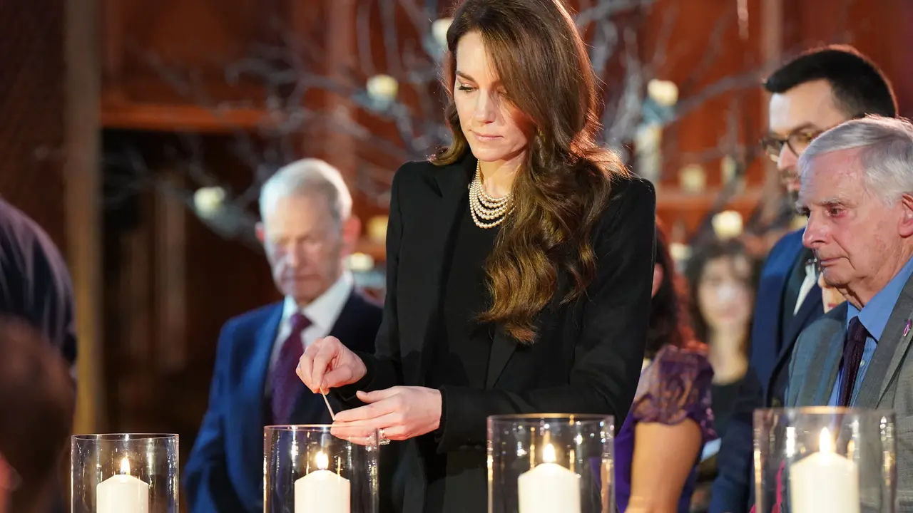Kate Middleton Bikin Kejutan Hadiri Hari Peringatan Holocaust Bersama William, Perhiasan Mutiara Jadi Sorotan