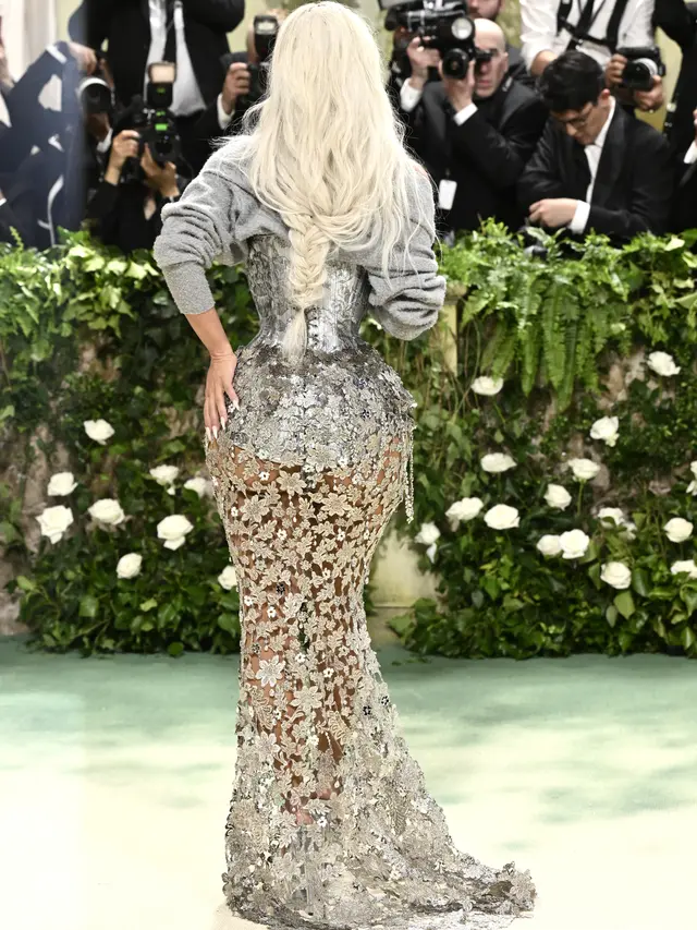 Kim Kardashian Dituding Promosikan Standar Kecantikan Tidak Sehat dengan Pinggang Super Ramping di Met Gala 2024 (Photo by Evan Agostini/Invision/AP)